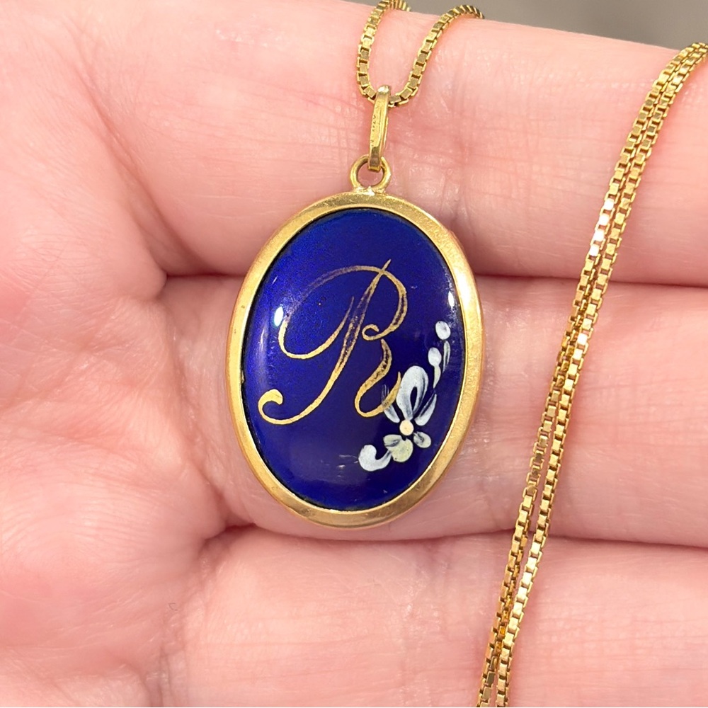 Vintage 18K R Monogram Pendant, Antique Dark Blue Enamel, Gold Floral - Picture 9 of 17